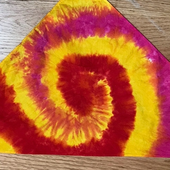 Hand tie dye triangle half bandana face mask spiral pink red yellow - Picture 3 of 3